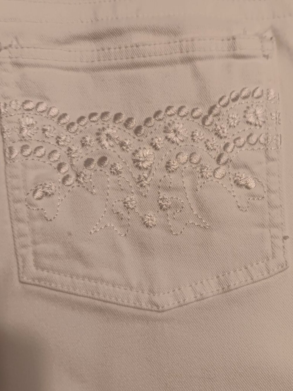 Lee True Fit White Floral Embroidered Capri Jeans - Picture 5 of 7